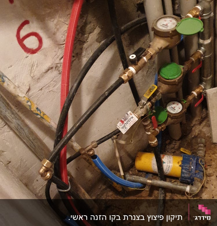 צינורות מים, ברזים ומד לחץ במערכת אינסטלציה